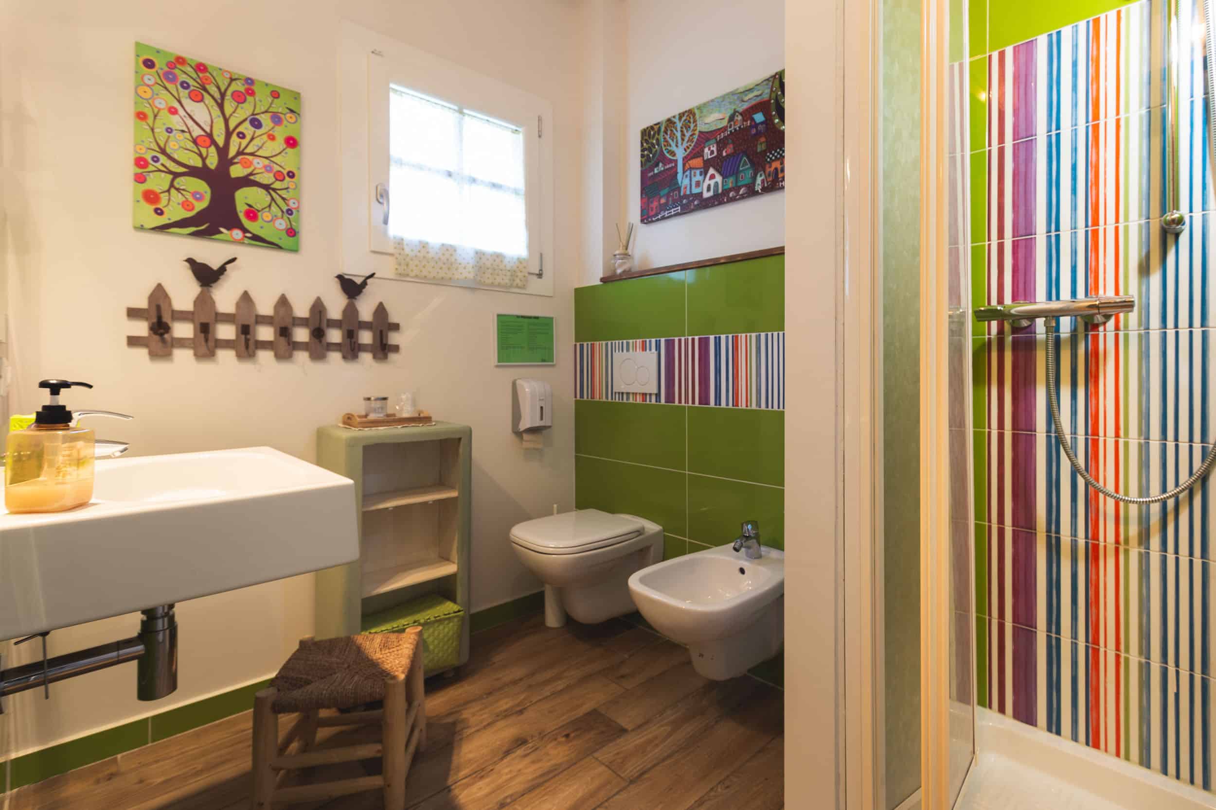 bagno colorato con decorazioni artistiche