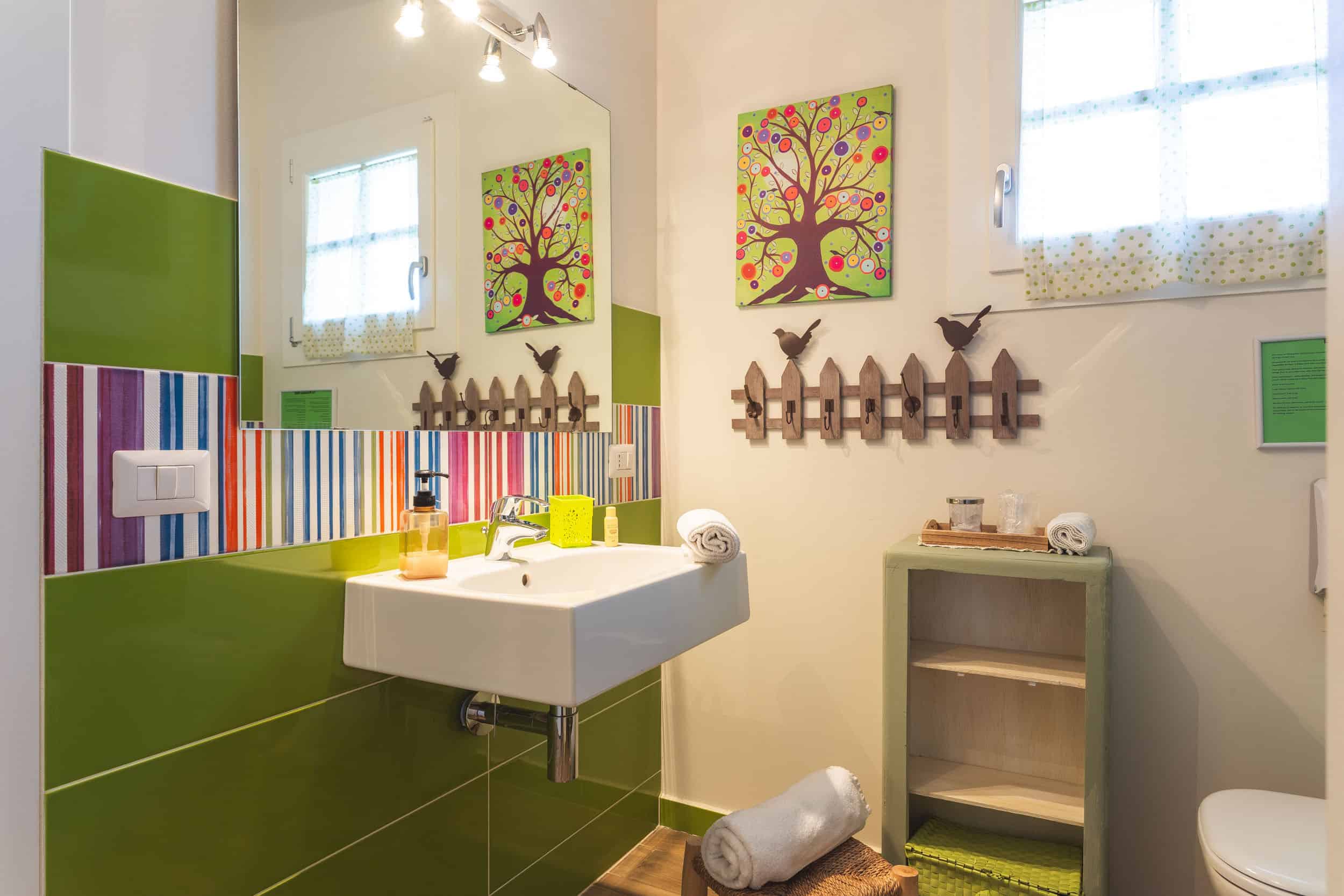 bagno colorato con lavandino moderno