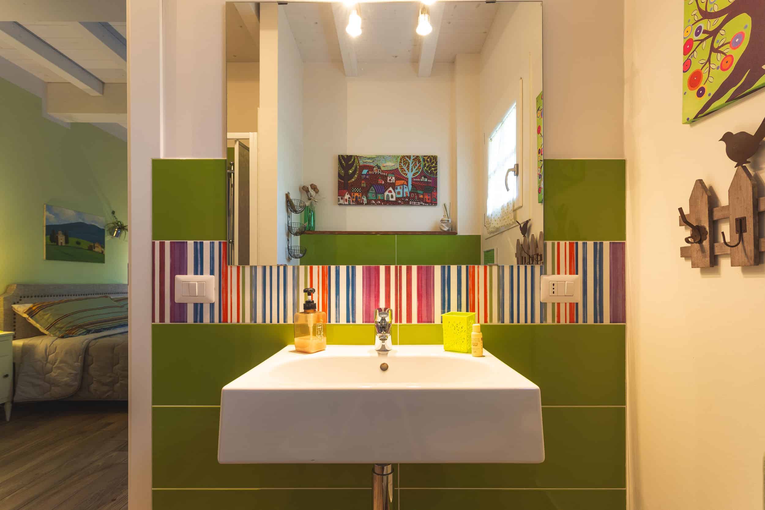 bagno moderno con lavandino e decorazioni colorate