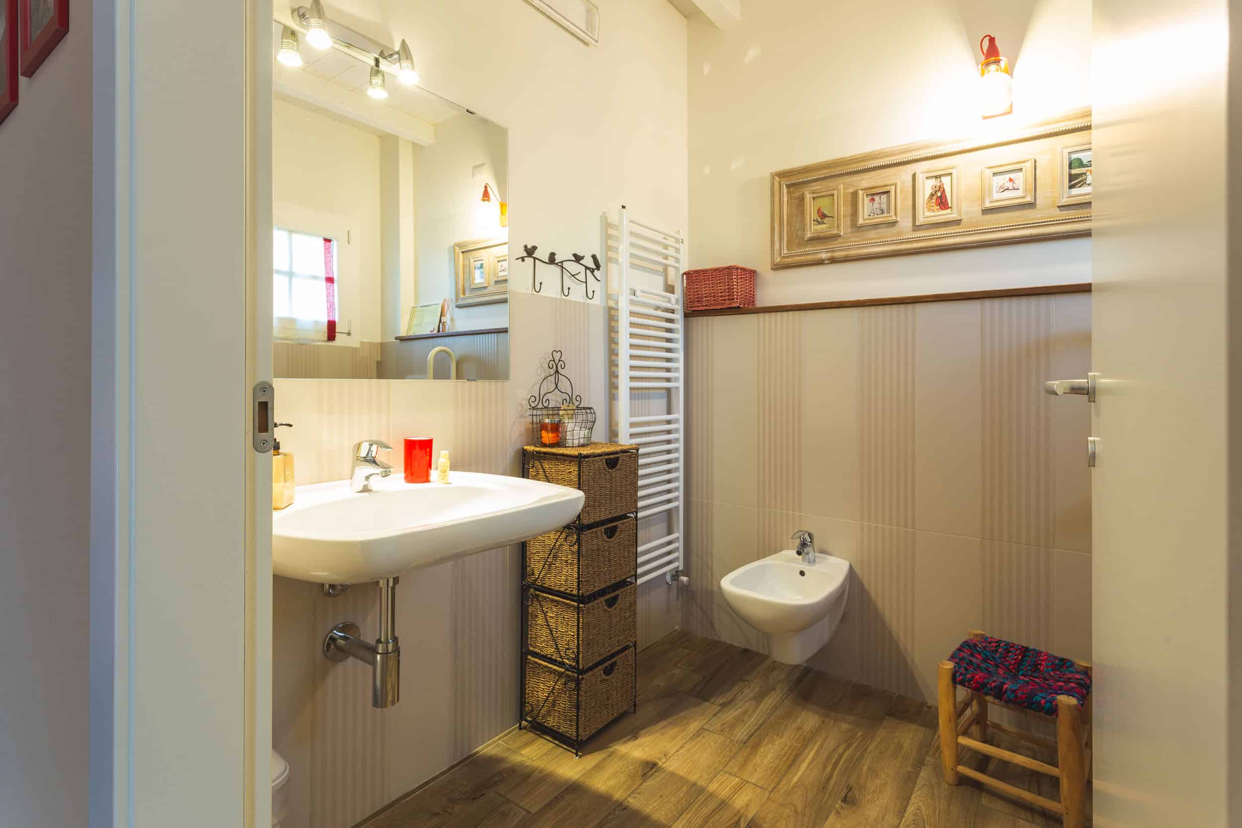 bagno con lavabo e decorazioni accoglienti