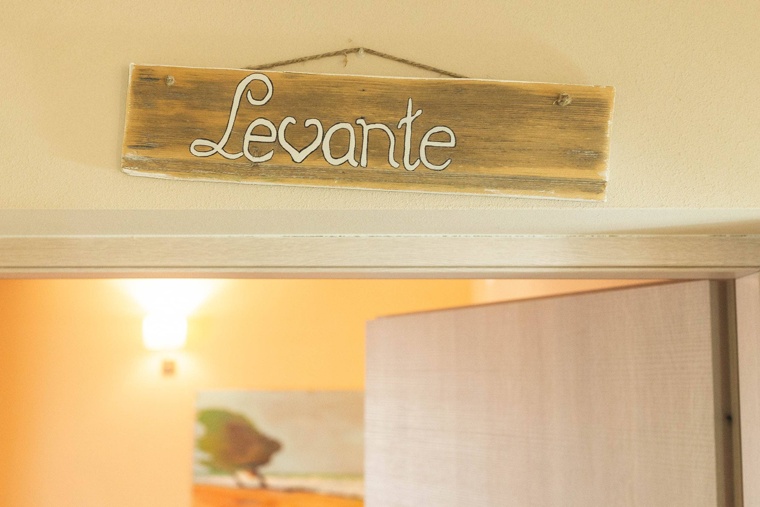 insegna di legno con il nome della stanza