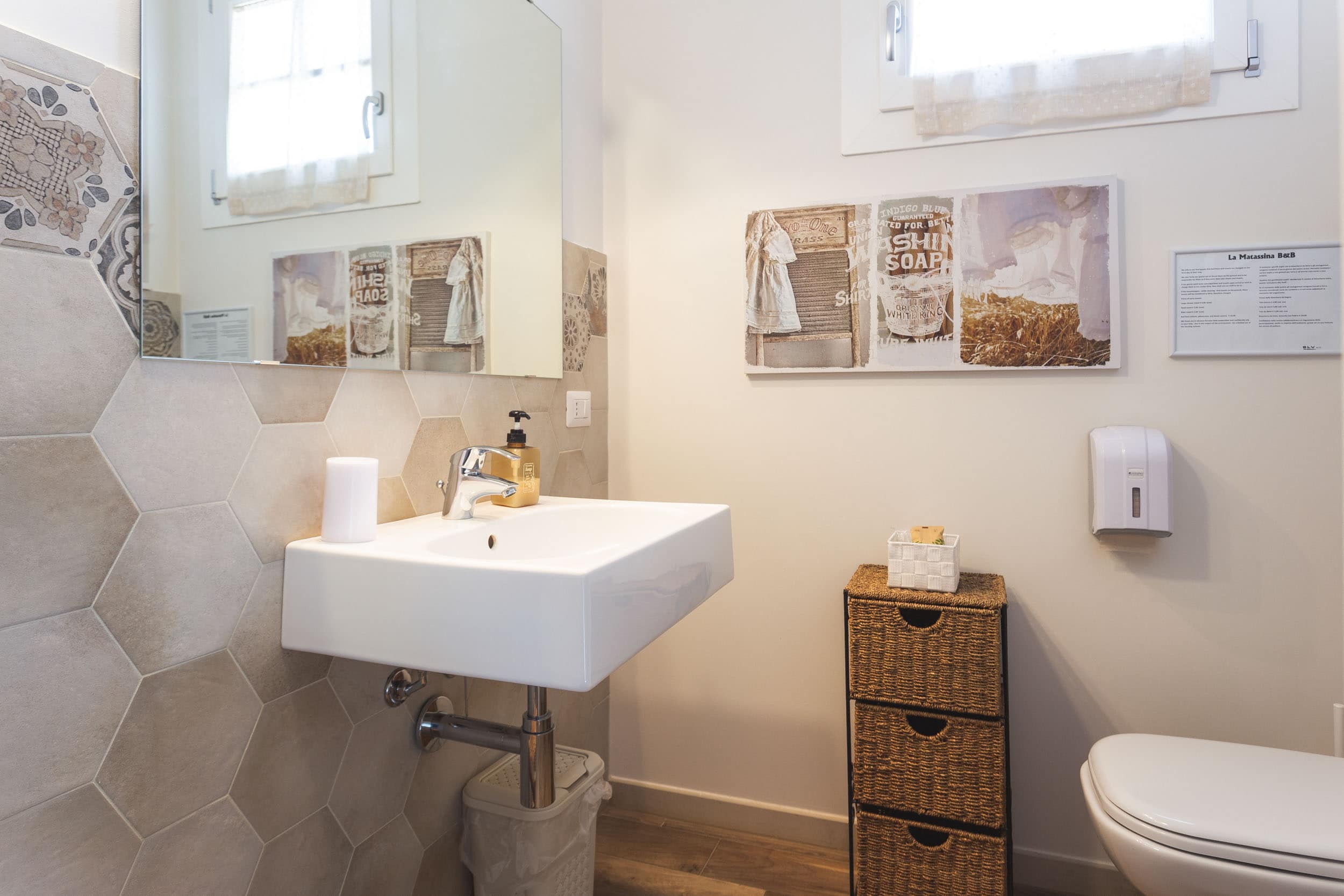 bagno moderno con lavabo e specchio