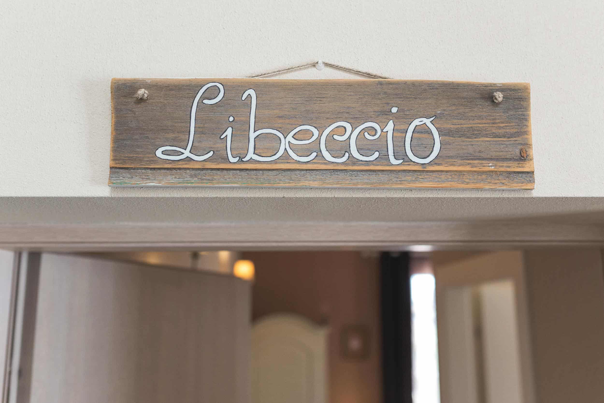 insegna di legno con nome della camera