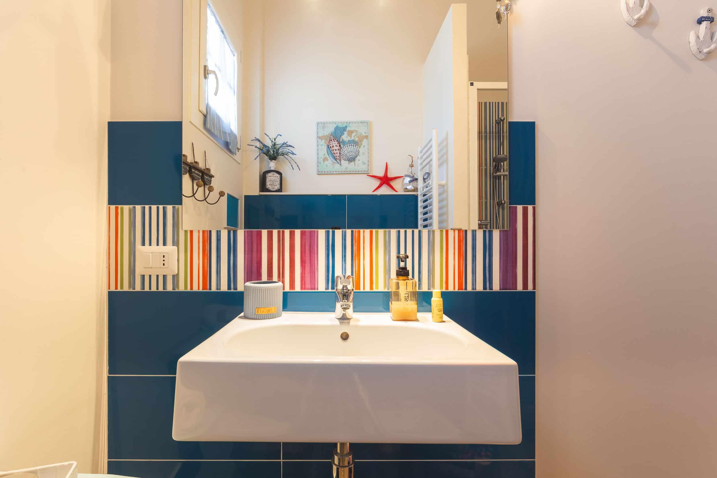 bagno con lavabo e decorazioni colorate