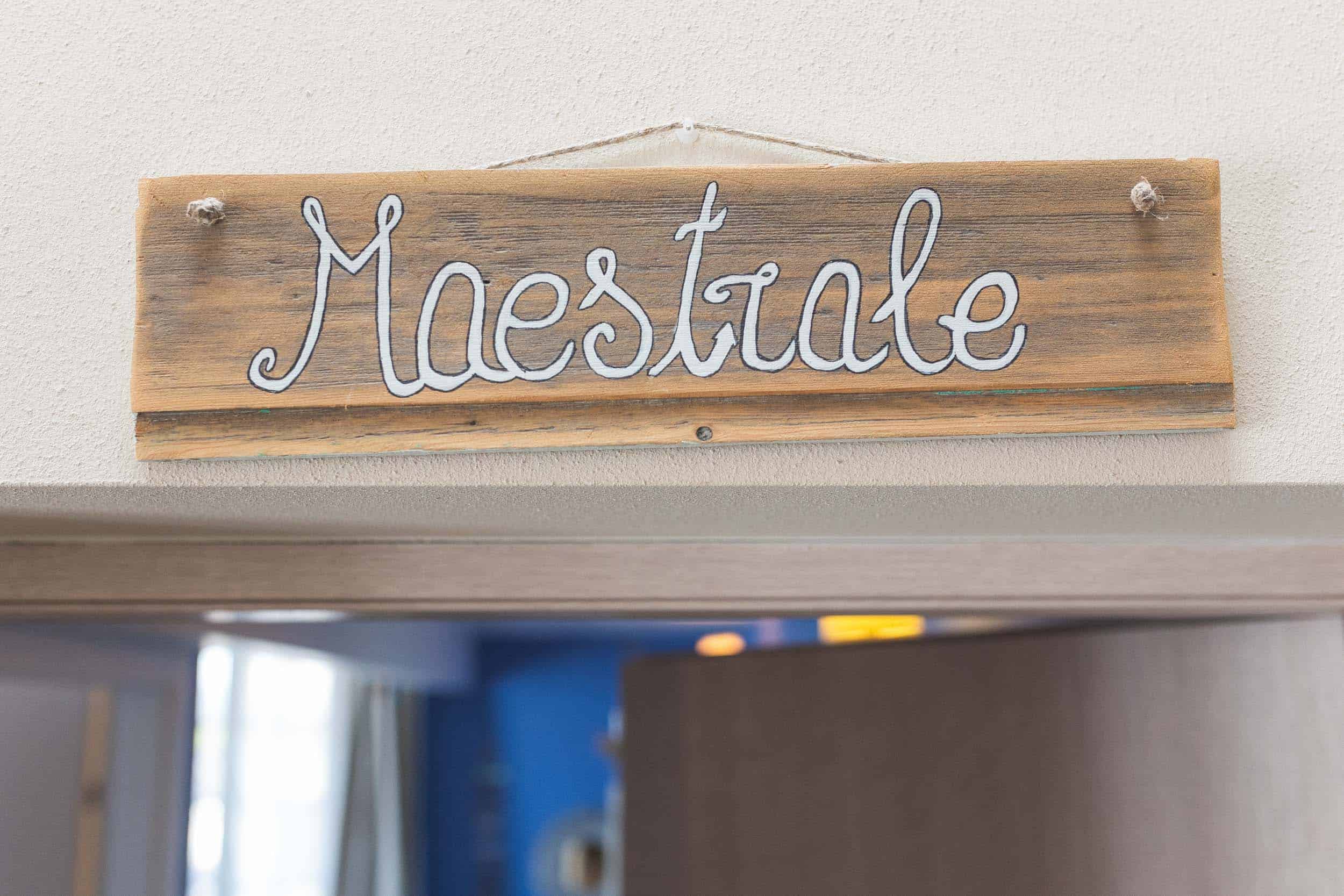 insegna in legno con scritta decorativa