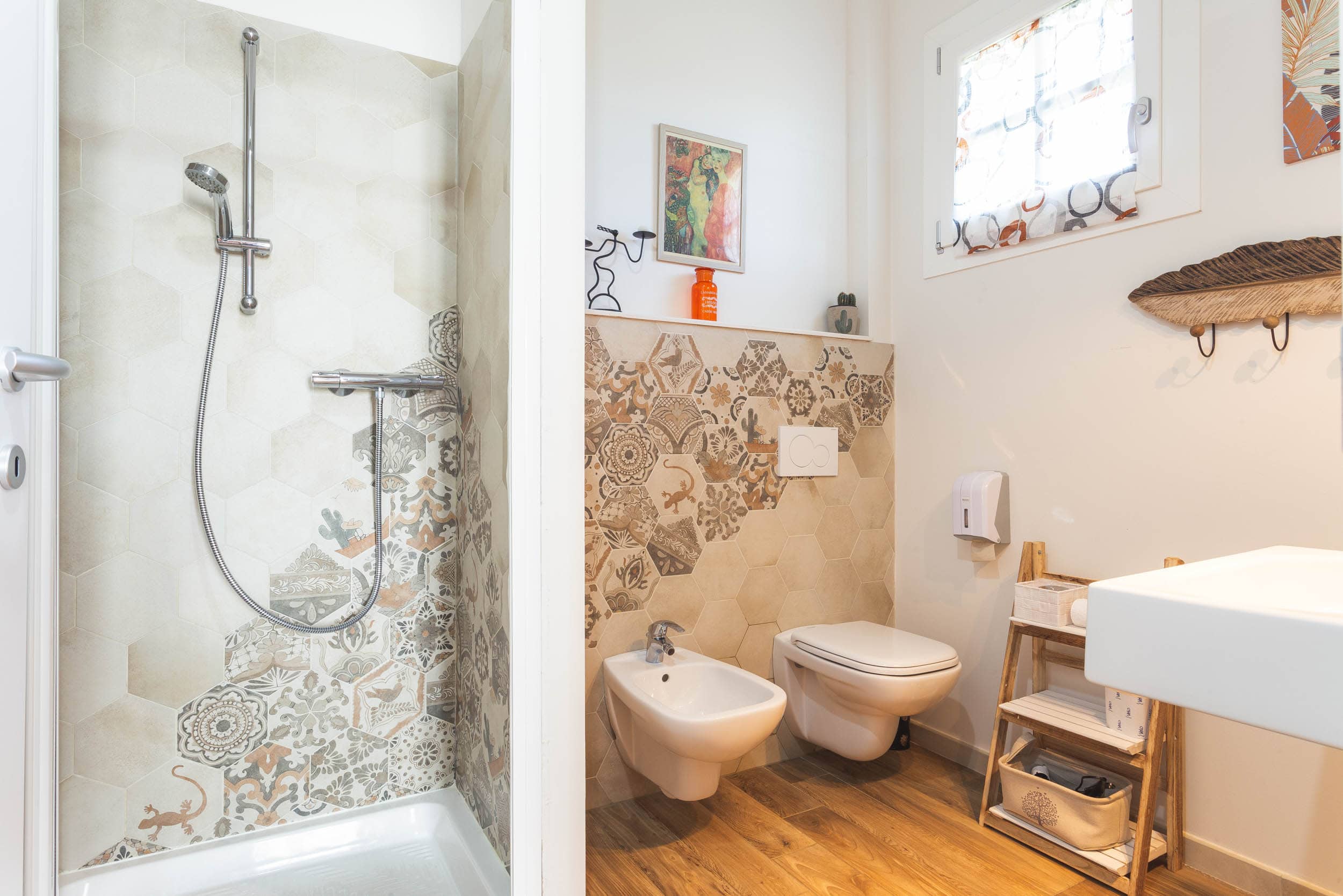 interno di un bagno moderno con doccia