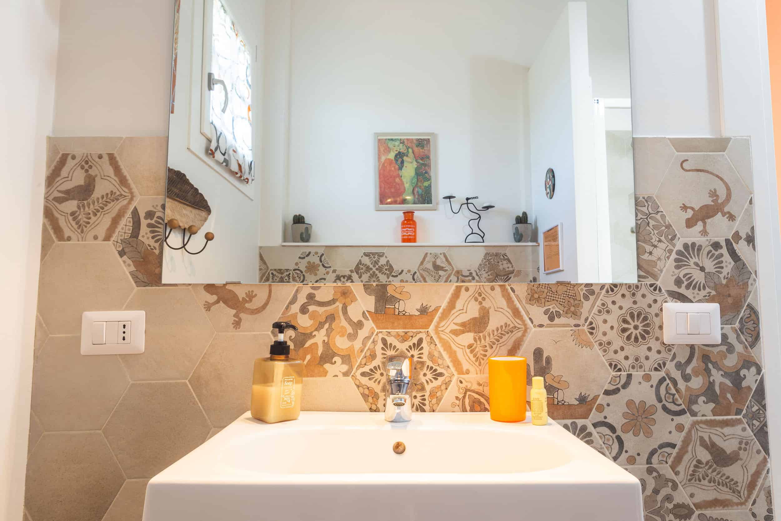 lavabo moderno con piastrelle decorative