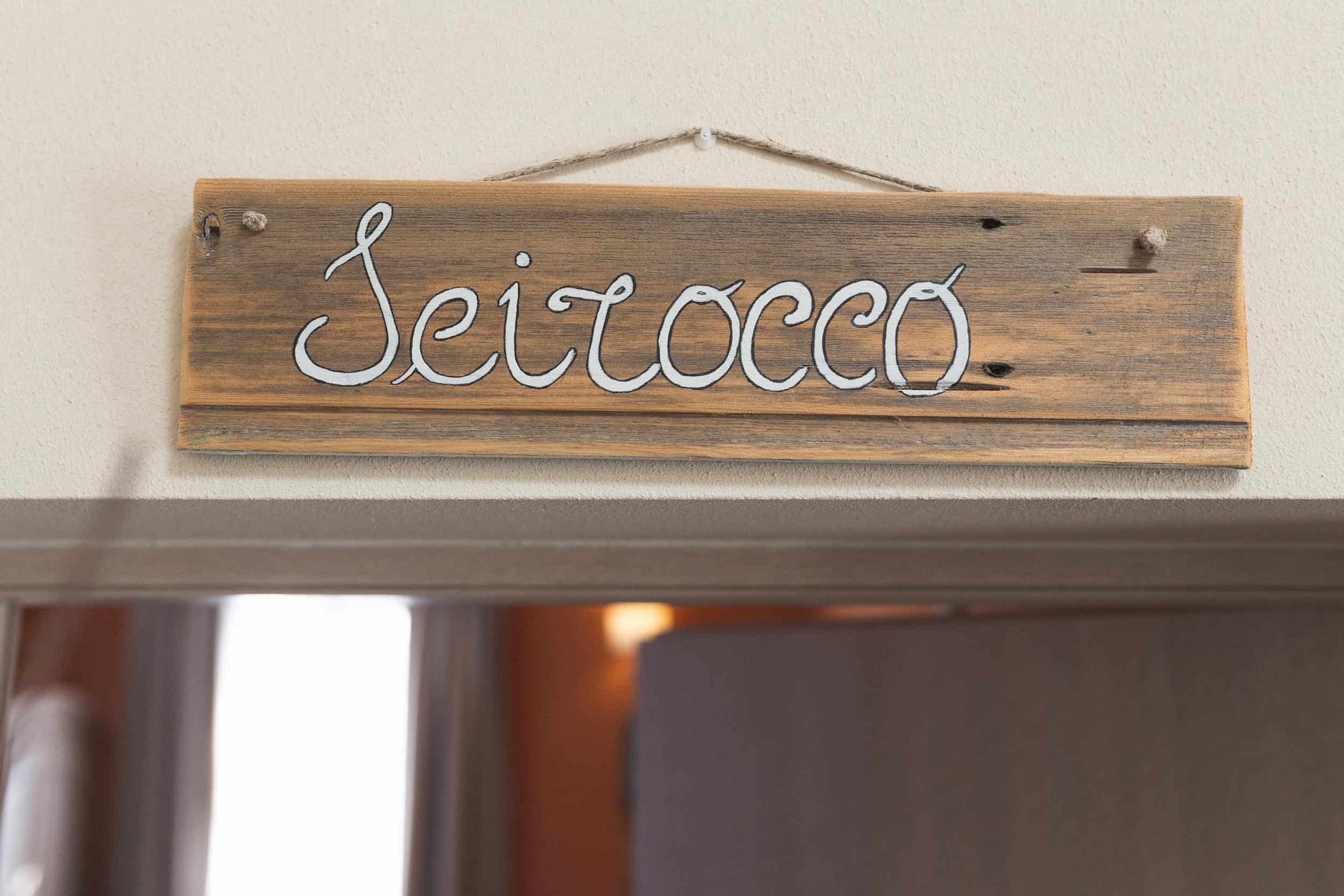 insegna di legno con scritta