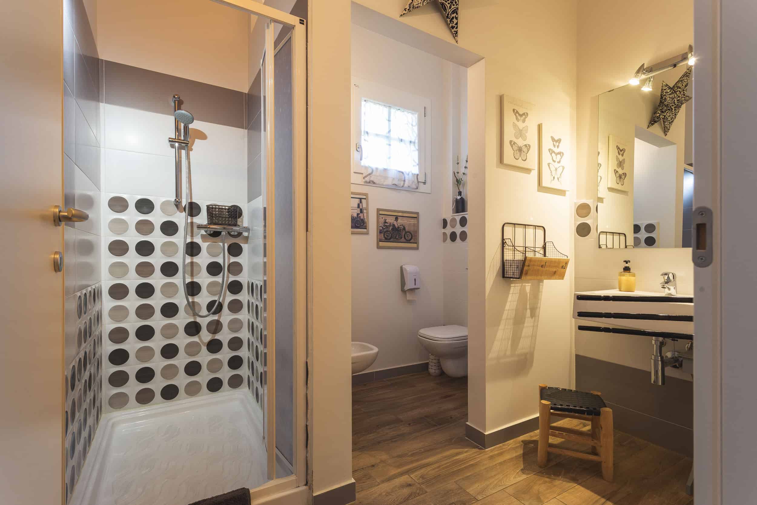 interno di un bagno moderno con doccia