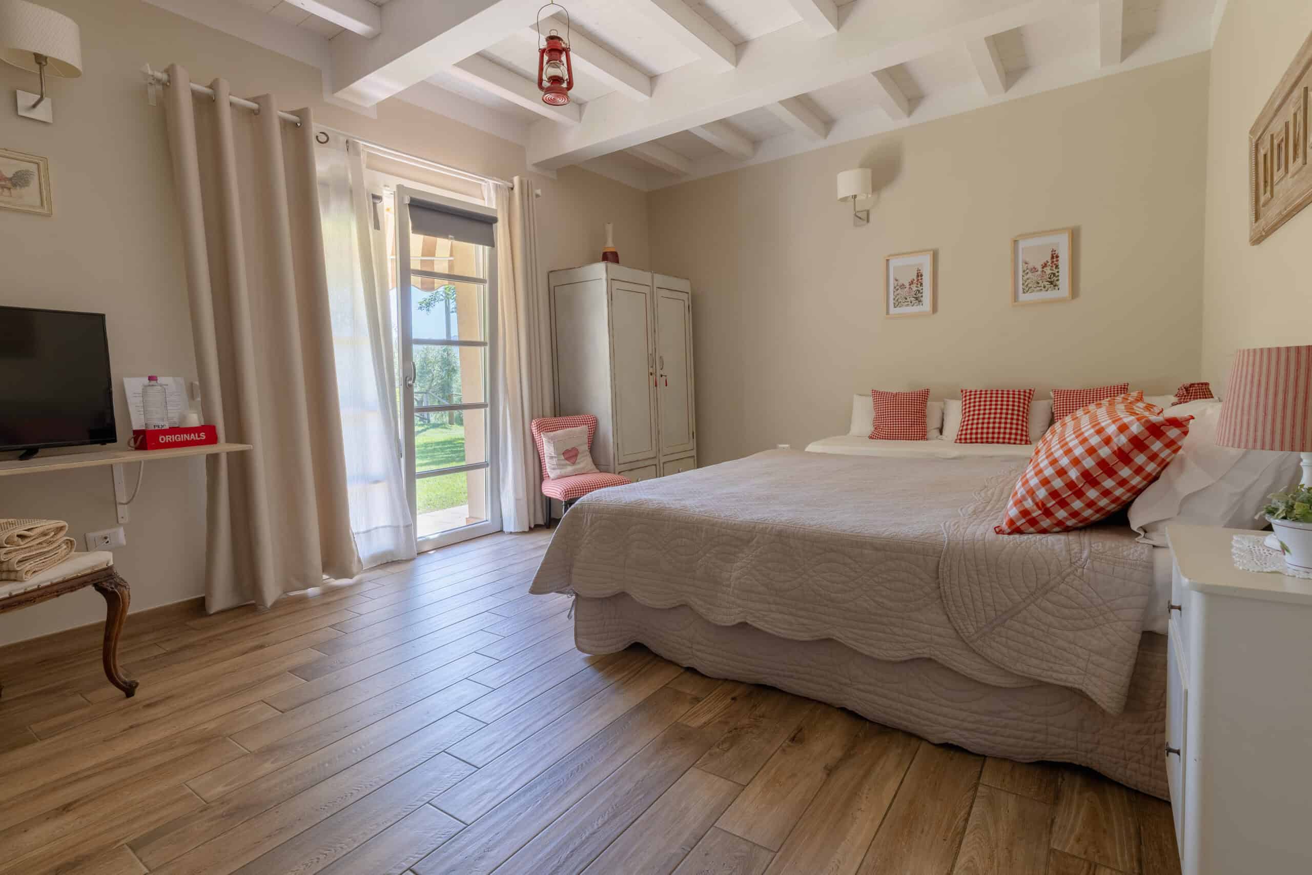 interno accogliente di un relais toscano