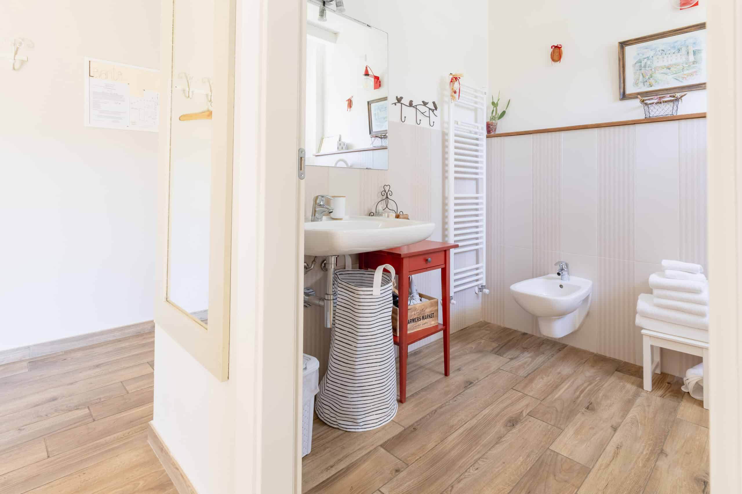 interno di un bagno con lavabo e asciugamani