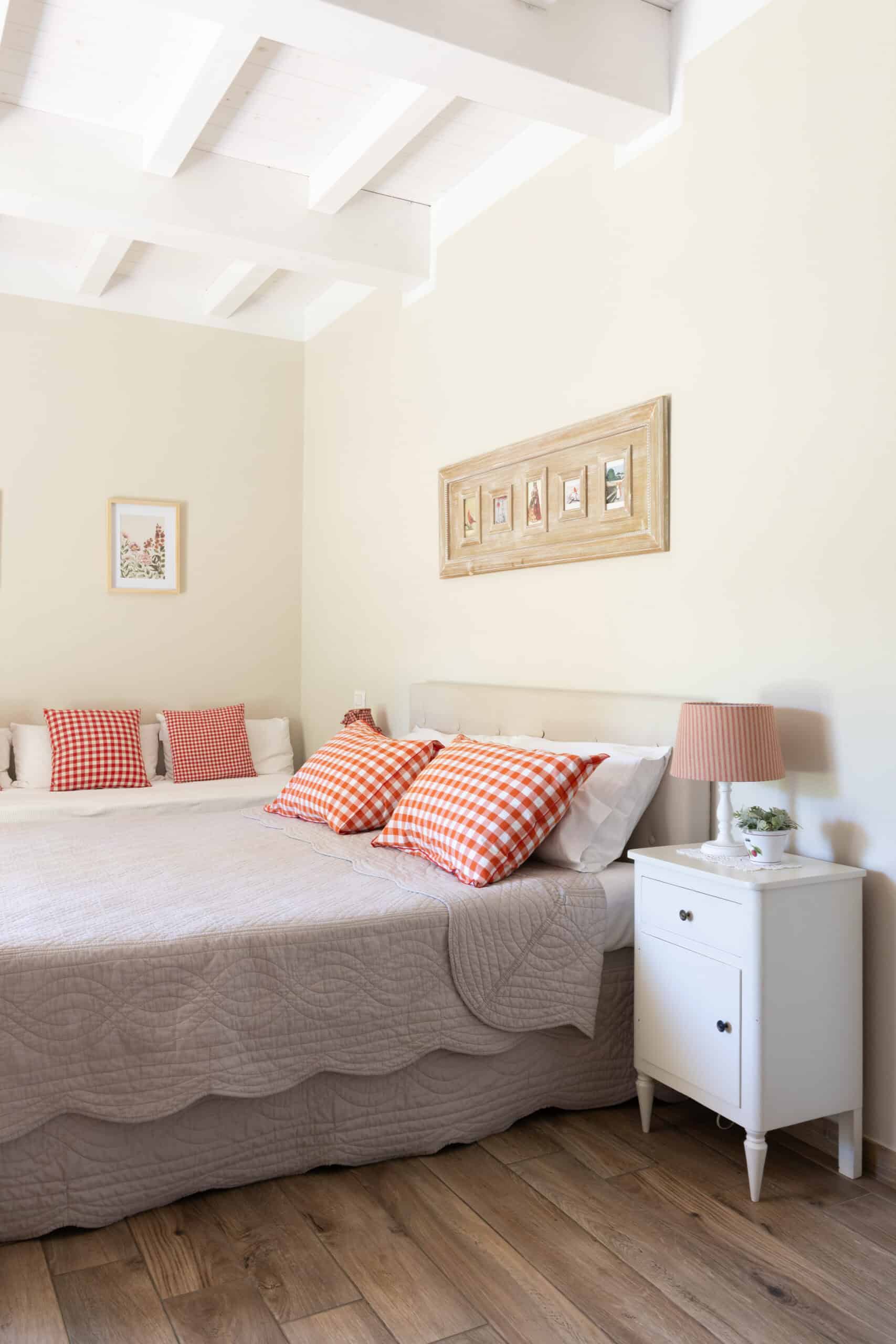 accogliente con letto e decorazioni
