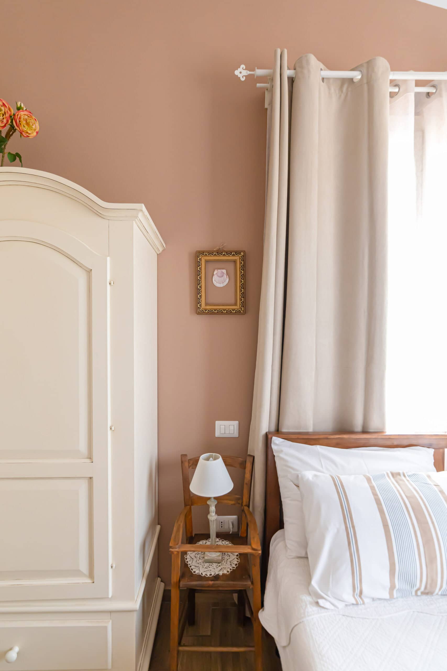 angolo di con letto e lampada