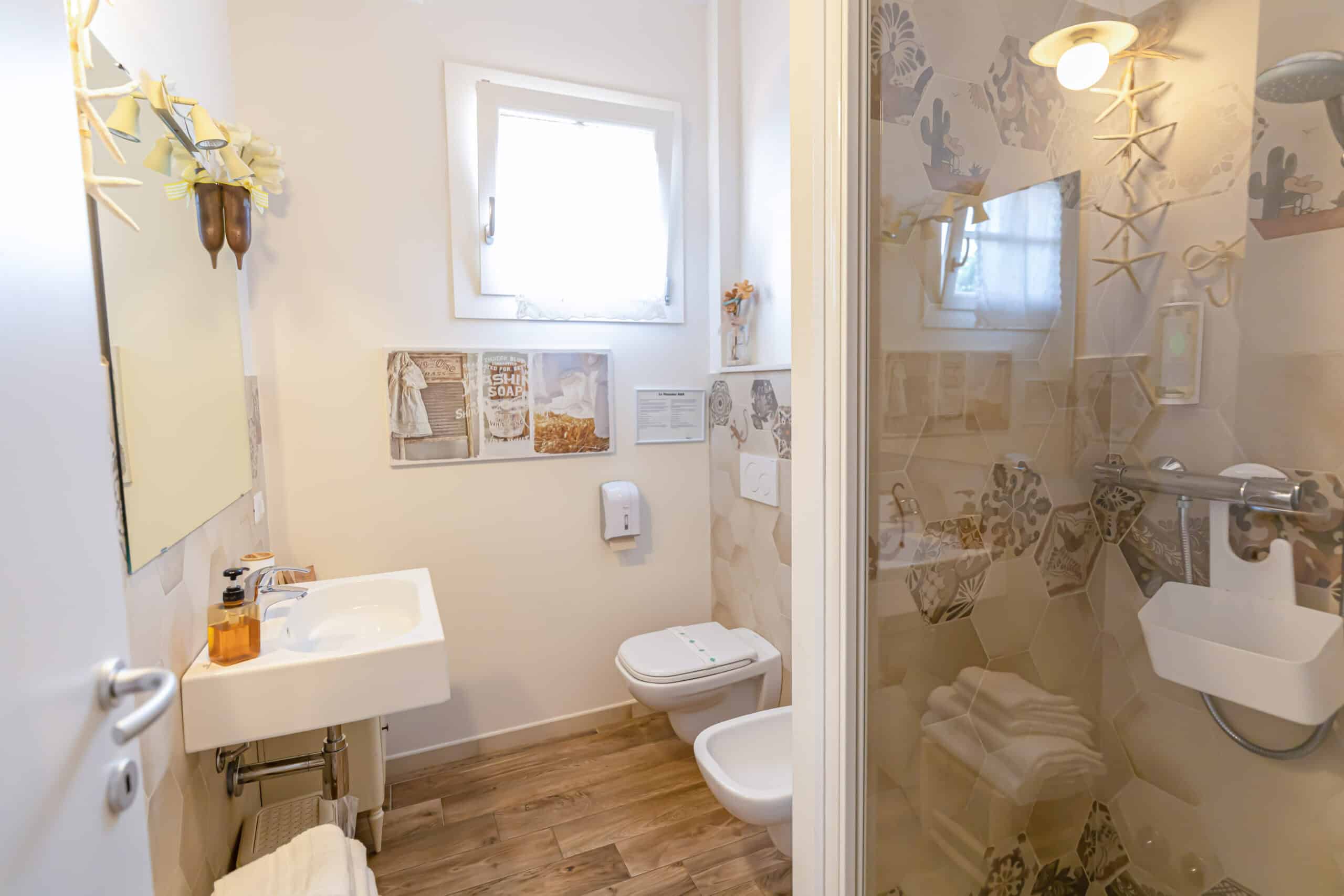 bagno moderno con doccia e lavabo
