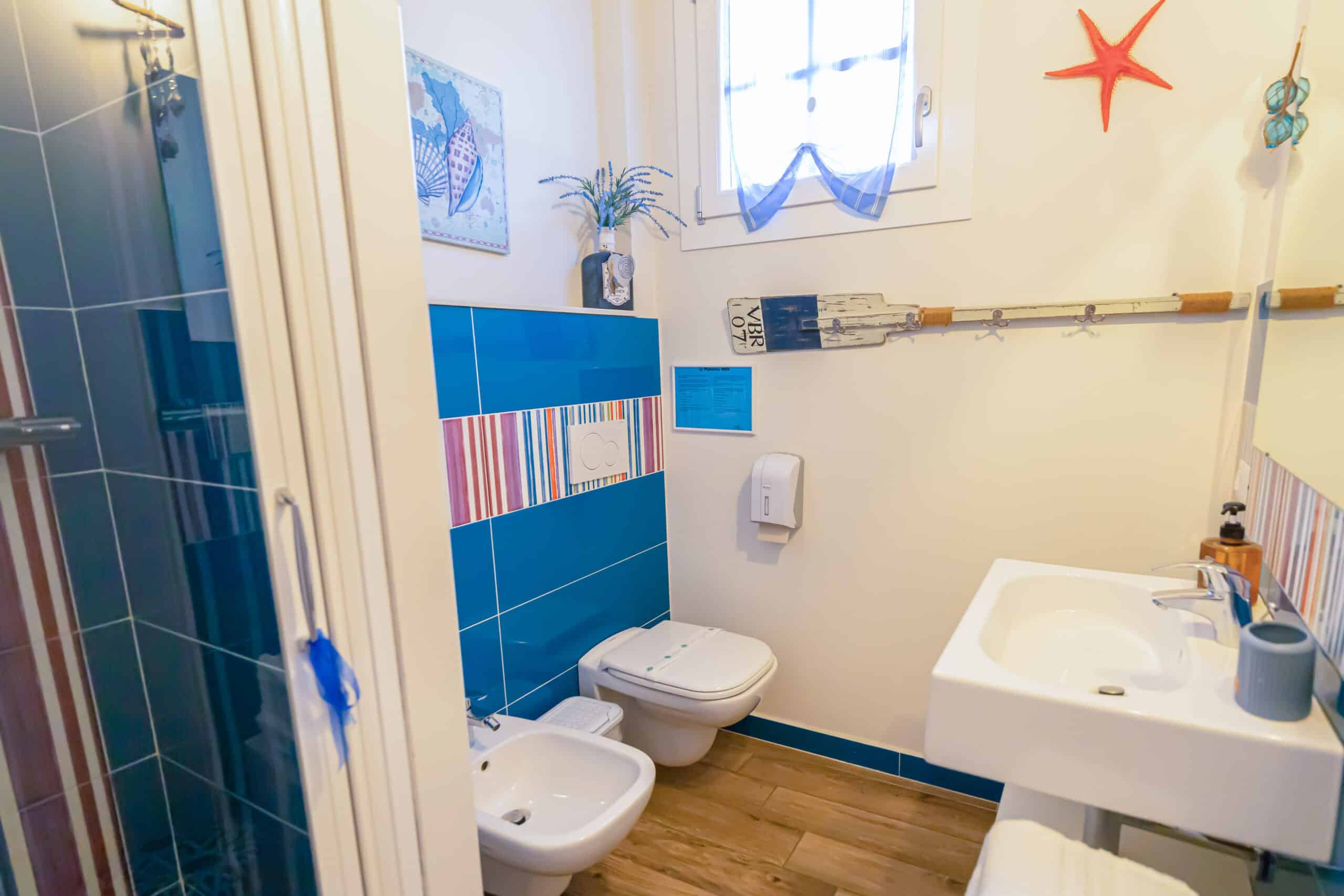 bagno decorato con piastrelle colorate