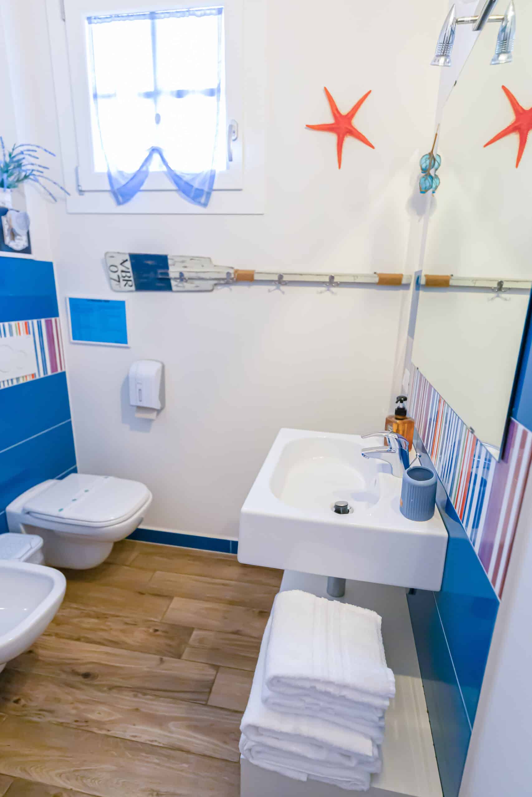 bagno moderno con decorazioni marine