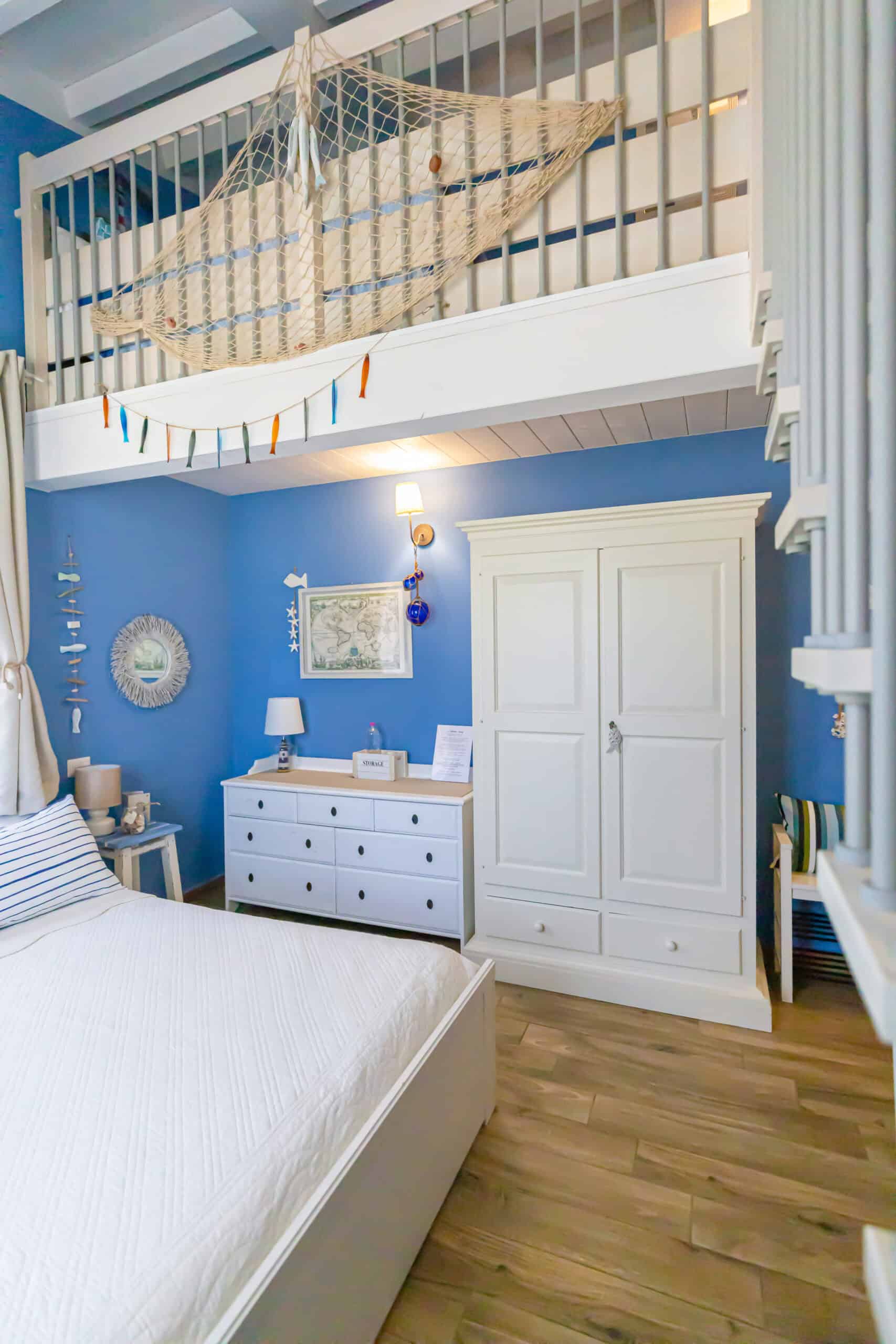 interno di una camera con decorazioni marine
