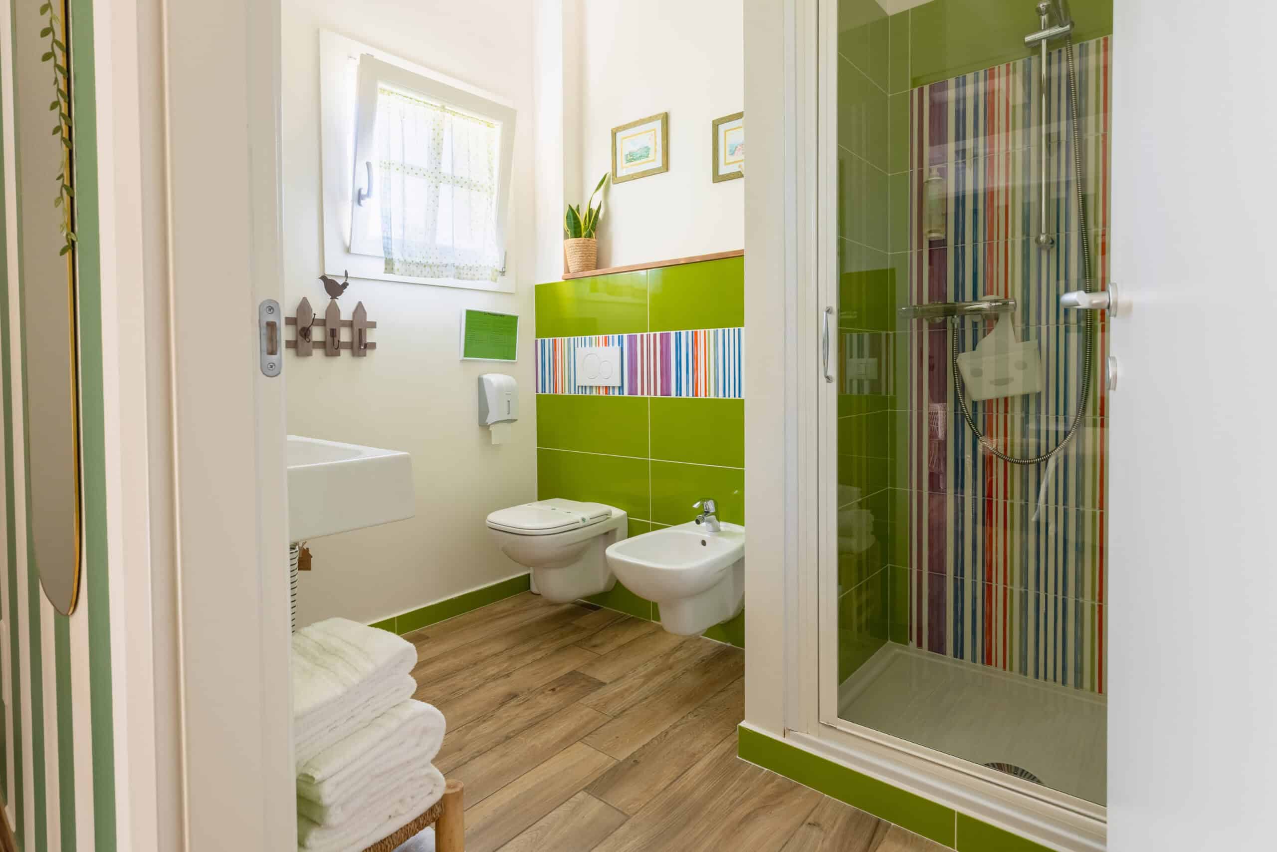 bagno moderno con piastrelle colorate
