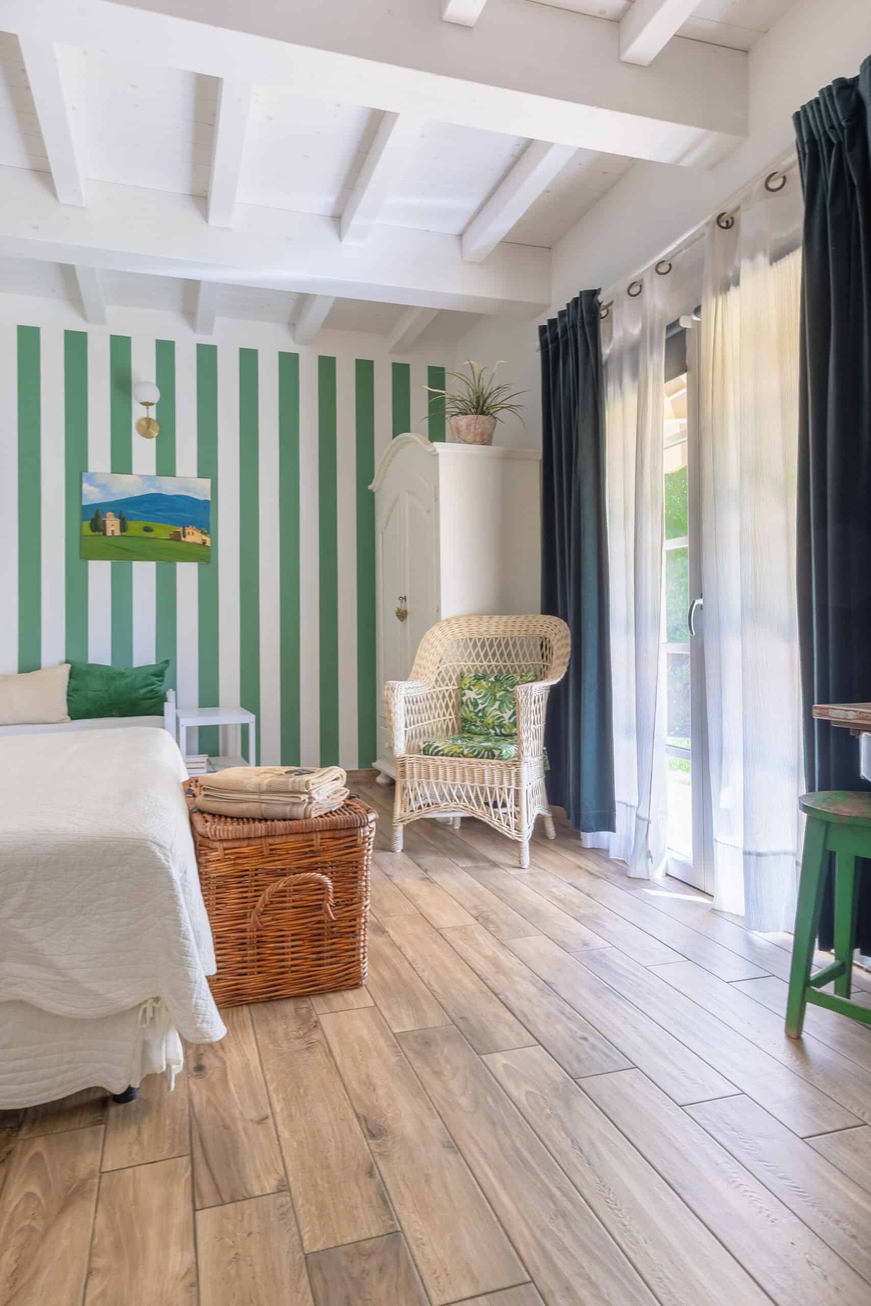 camera accogliente con decorazioni verdi