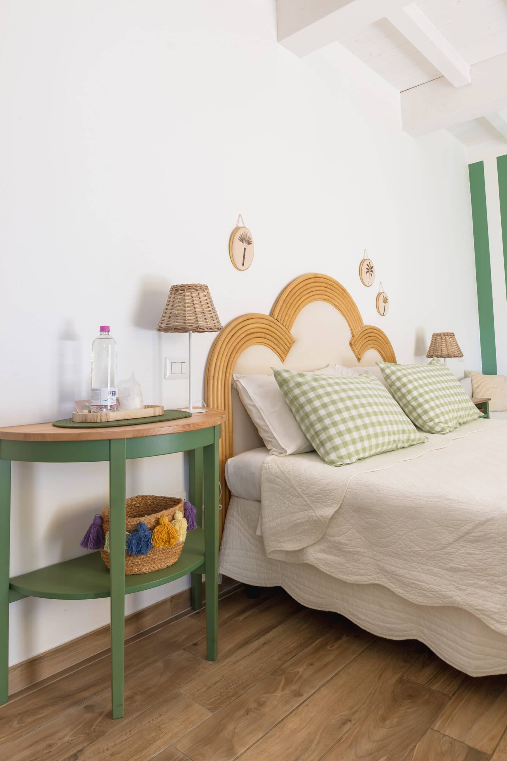 camera accogliente con letto e decorazioni