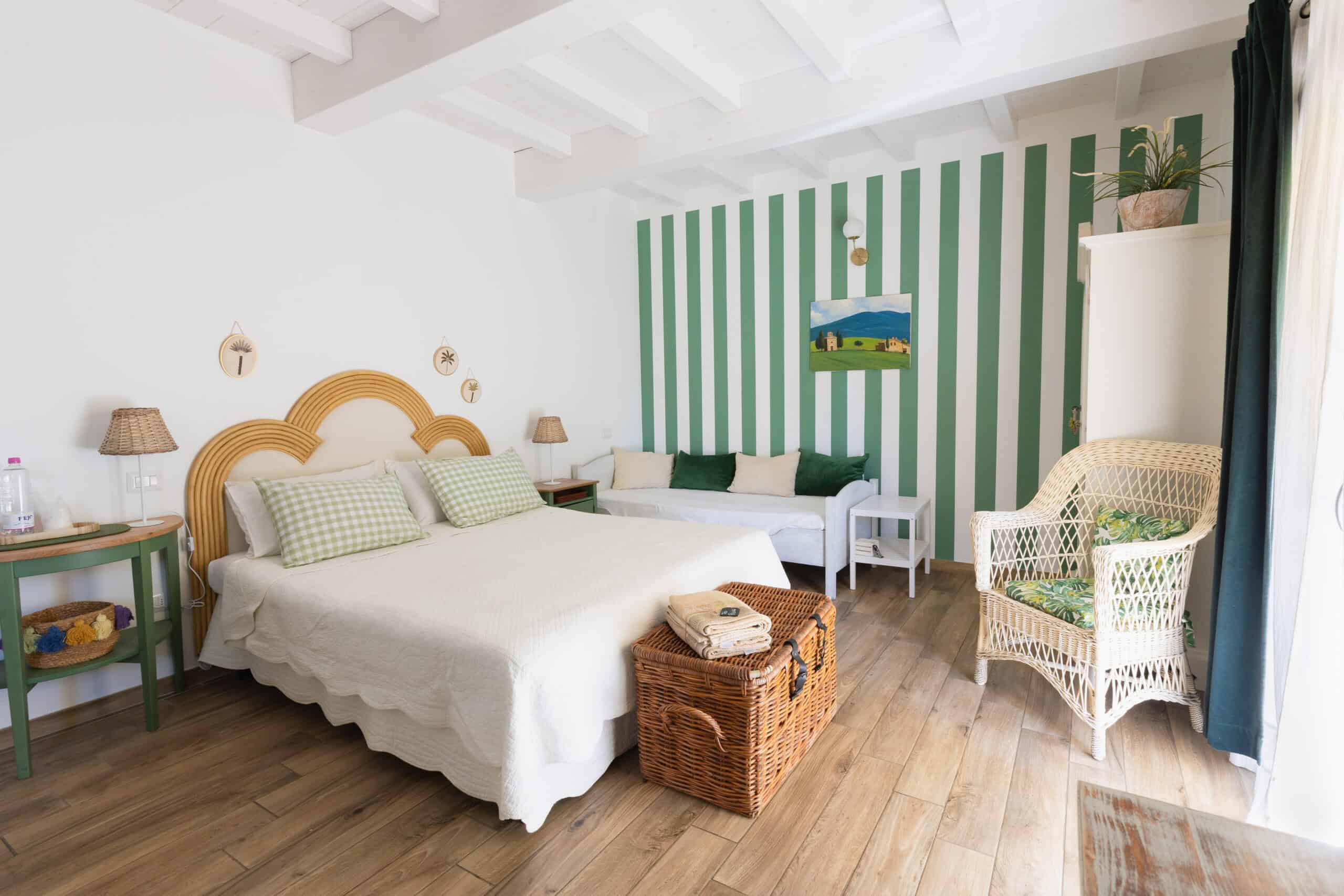 camera accogliente con decorazioni verdi