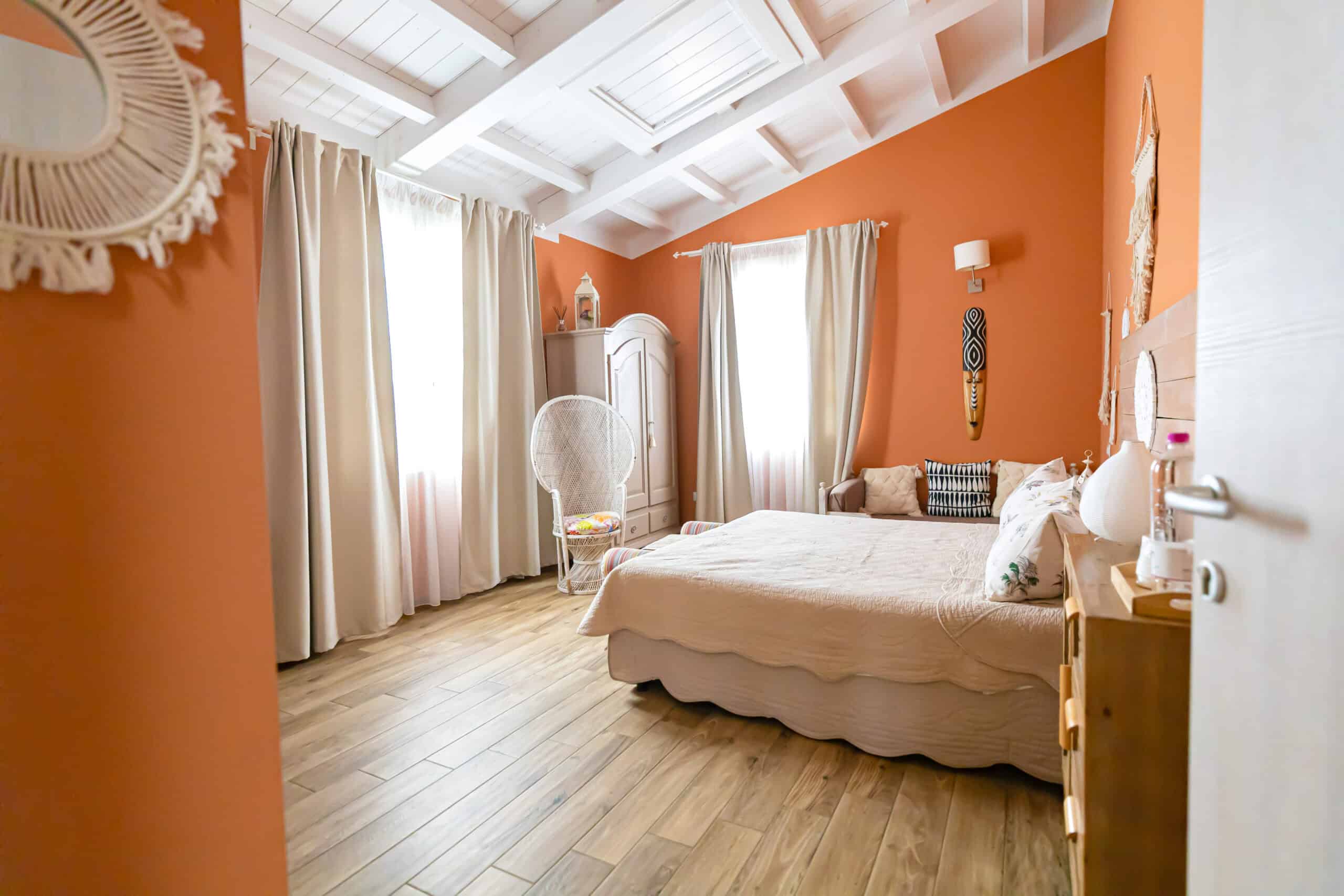 camera accogliente con pareti arancioni