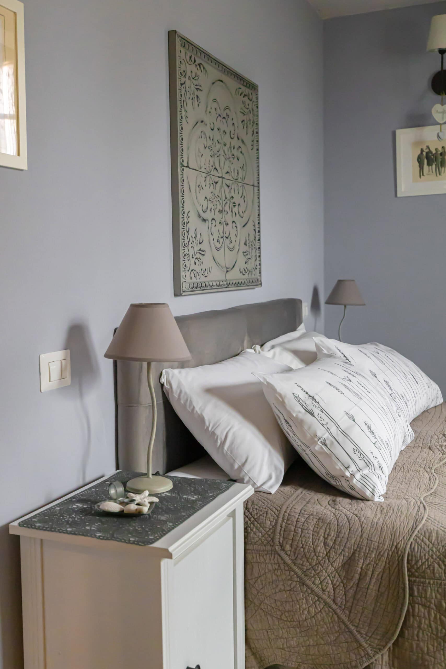 camera accogliente con letto e decorazioni