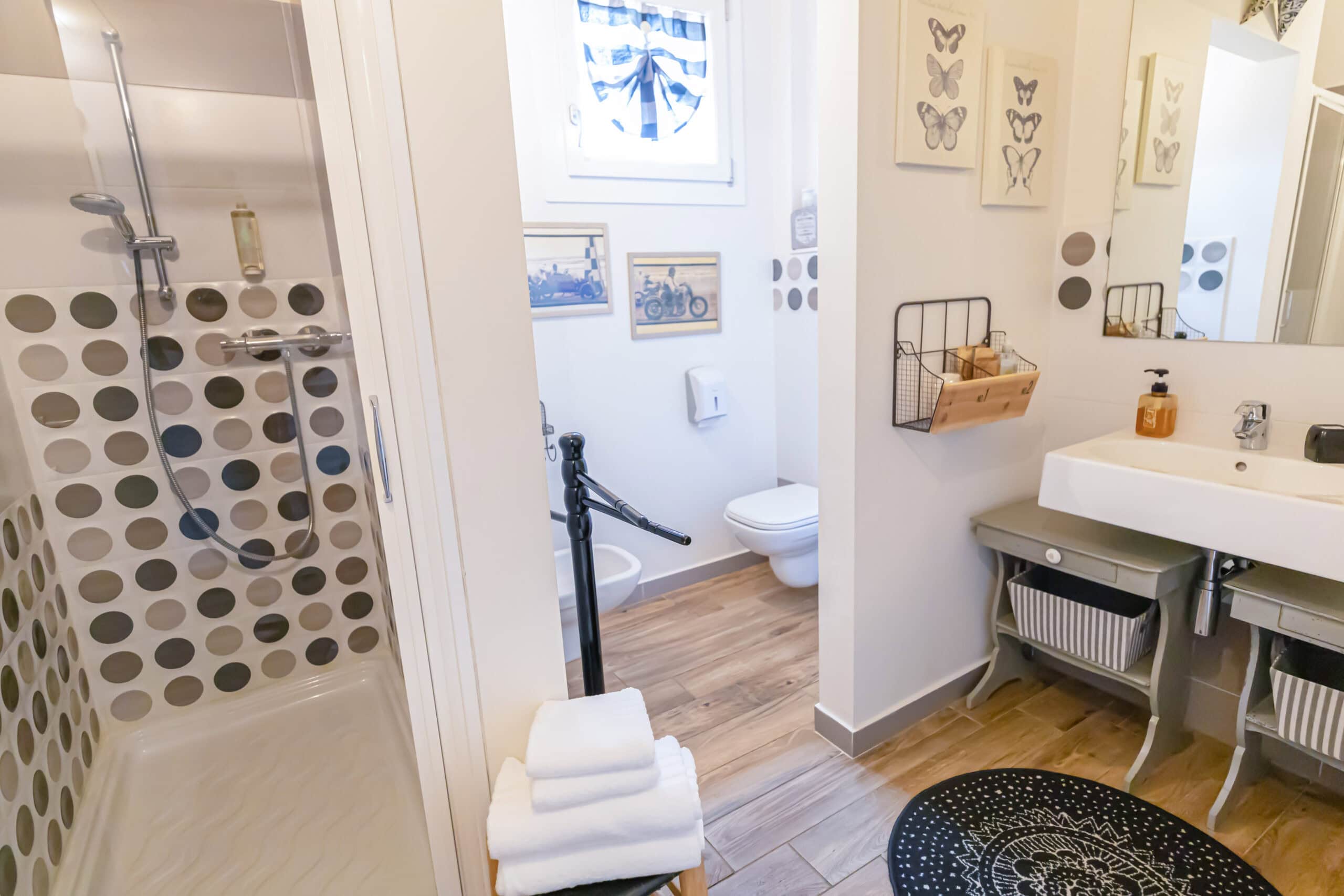 bagno moderno con doccia e decorazioni