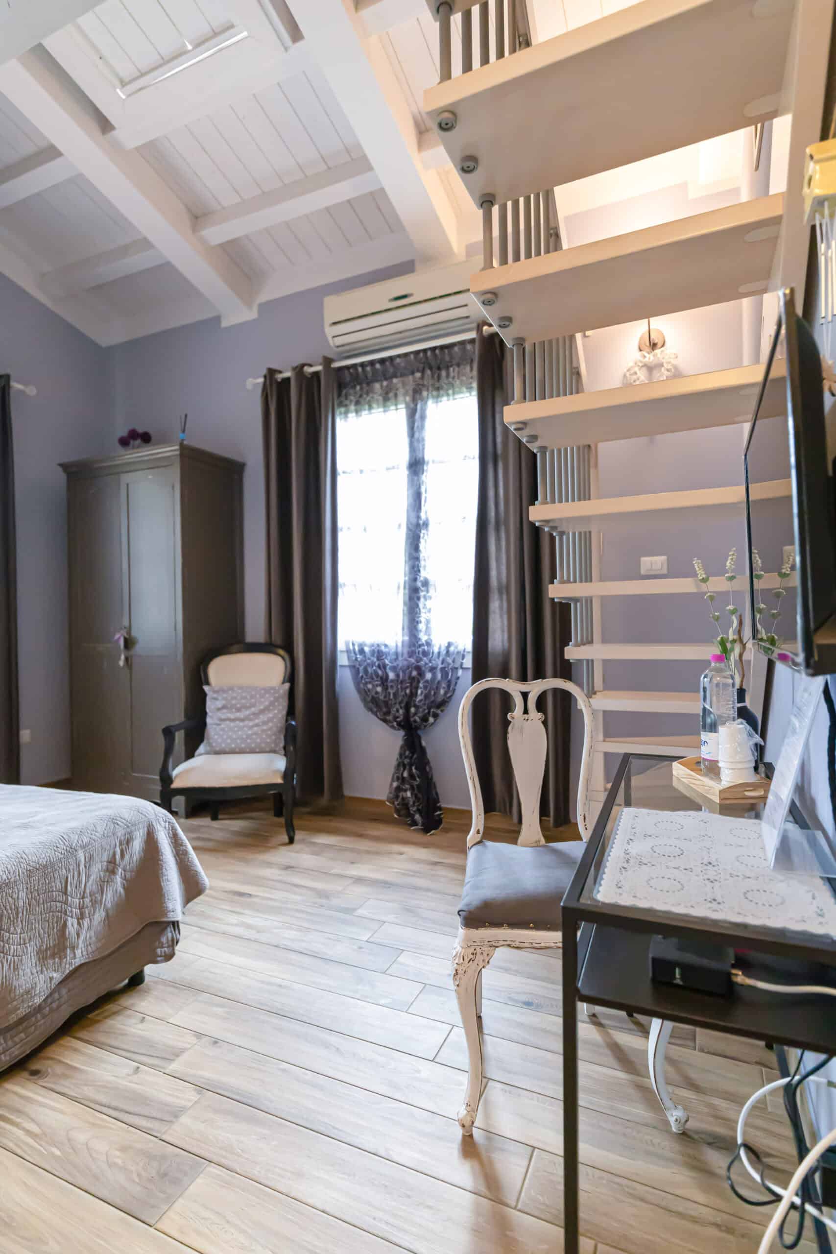 camera accogliente con arredamento elegante