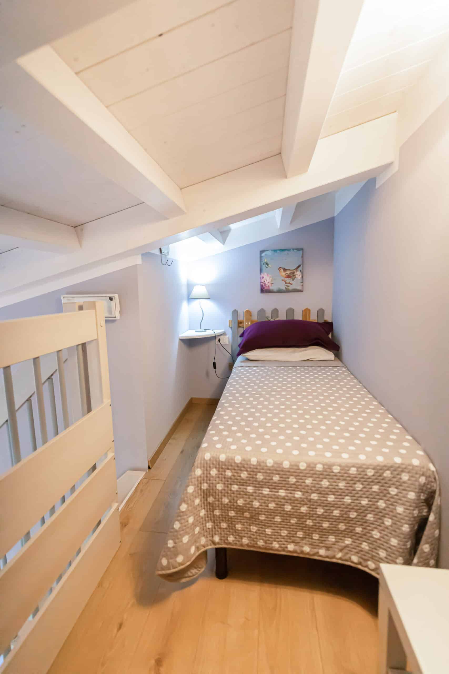 camera accogliente con letto singolo